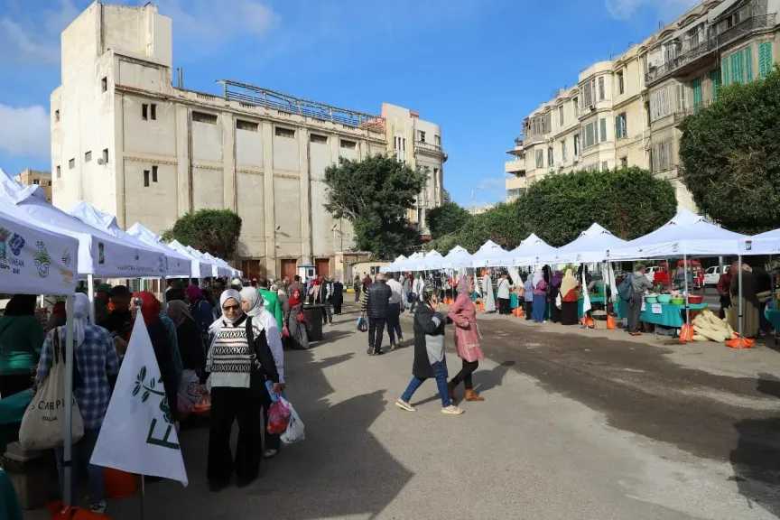 قبل موعد إغلاقه.. استمرار الإقبال على سوق المزارعين بالإسكندرية 