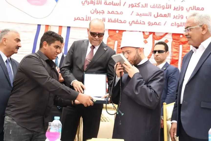 وزيرا الأوقاف والعمل في زيارة إلى منطقة رأس غارب لوضع حجر الأساس لبناء مسجد بتبرع من رجل أعمال 