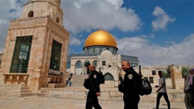 54 مستوطنا إسرائيليا يقتحمون المسجد الأقصى المبارك فى حراسة قوات الاحتلال