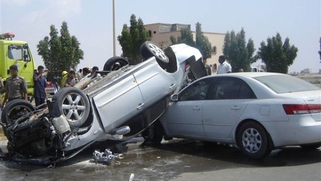 توقف حركة المرور بسبب تصادم سيارتين في مصر الجديدة