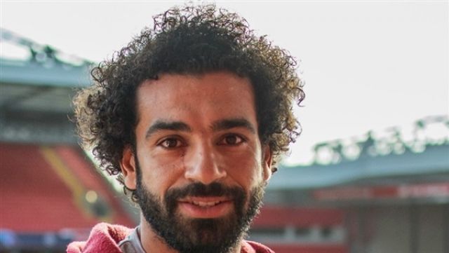 محمد صلاح يتسلم جائزة لاعب العام في إنجلترا