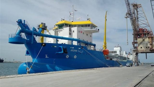 ميناء دمياط يستقبل 12 سفينة حاويات وبضائع