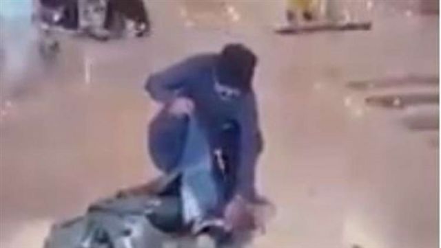 وزير باكستاني يحرق أمتعته في المطار (فيديو)