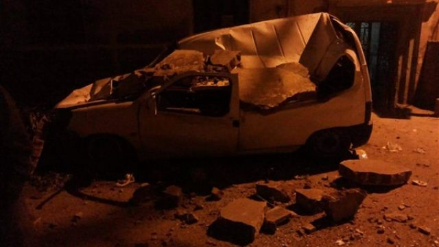 تحطم سيارة في انهيار شرفة عقار بطنطا (صور)