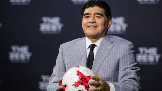 مارادونا يعتدي بالضرب على مشجع بعد خسارة فريقه بالمكسيك (فيديو)