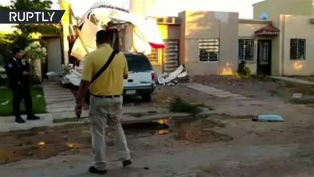 لحظة اصطدام طائرة ركاب بمبنى سكني في المكسيك .. (فيديو)