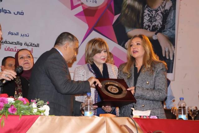 جامعة عين شمس تكرم ليلى علوي لدورها في خدمة قضايا المجتمع (صور)