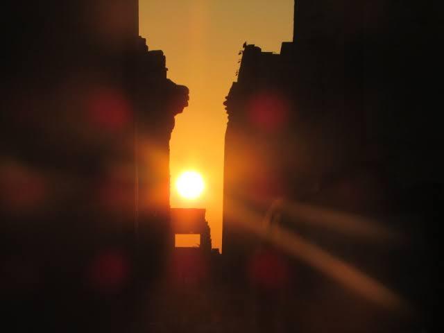 الآلاف يشاهدون ظاهرة تعامد الشمس على ”قدس الأقداس” بمعبد آمون رع في الكرنك