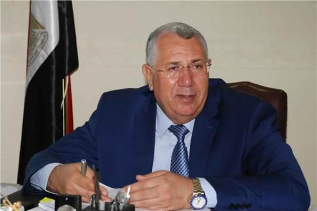 السيسي يطالب وزير الزراعة بتقنين أوضاع مراكز تجميع الألبان