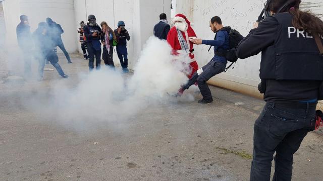 إصابة عشرات الفلسطينين جراء أعتداء قوات الاحتلال على مسيرة