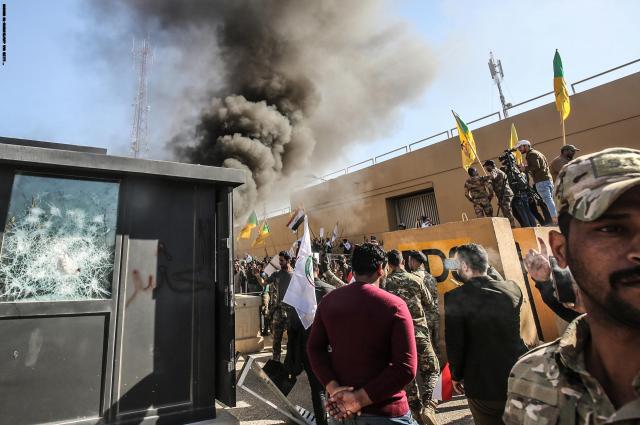 مصدر أمني عراقي : المحتجون أحرقوا الباب الثاني للسفارة الأمريكية في بغداد