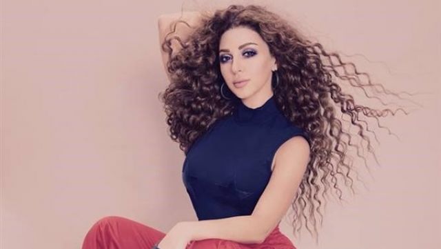 مريام فارس تتحدى شقيقتها وتعيد رقصتها الأفريقية.. (فيديو)