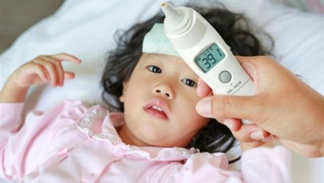 طبيب أطفال يشير لعلامات الخطر المصاحبة لارتفاع درجة الحرارة