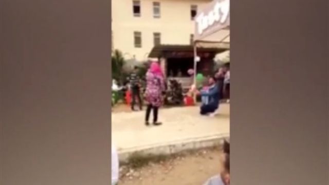 حضن في الحرم.. طالبة ترتمي في أحضان زميلها بجامعة المنصورة (فيديو)