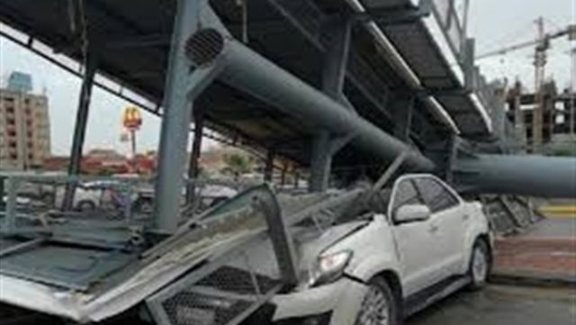 تحطم 4 سيارات زيرو بسبب الطقس السيىء بالاسكندرية
