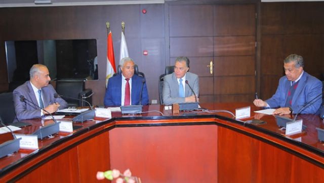 وزير النقل ومحافظ أسوان يبحثان تطوير الطريق الصحراوي الغربي (صور)
