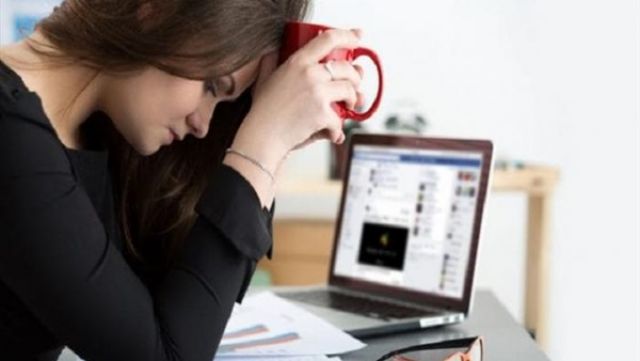 مواقع التواصل الاجتماعي.. خطر يهدد سعادة المراهقات