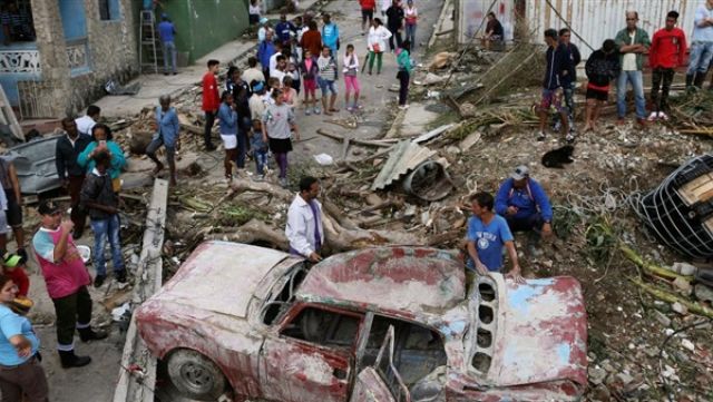 إعصار نادر يضرب عاصمة كوبا (فيديو)