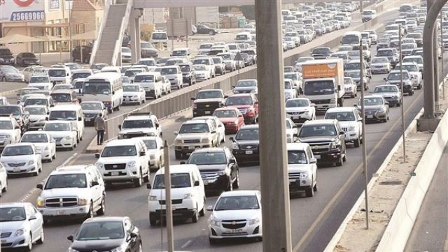 سيولة مرورية أعلى الطريق الرئيسية.. وتكثيف الخدمات الأمنية بالمحاور