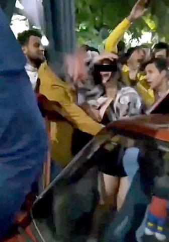 مصدر أمني: 30 شابا يقيمون حفلة تحرش جماعي بـ”فتاة المنصورة”