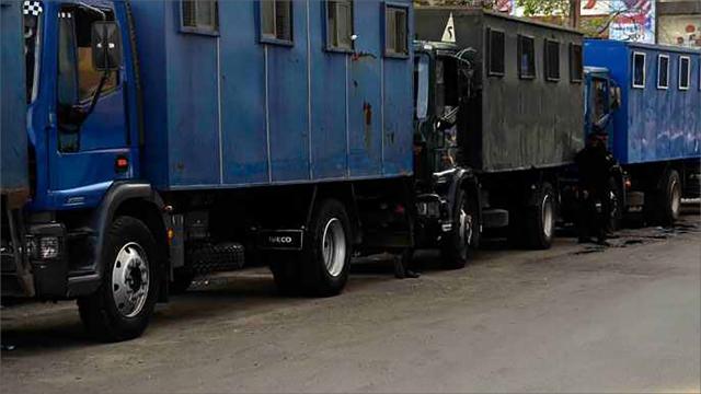 مصدر أمني ينفي وفاة 17 مسجونًا في انقلاب سيارة ترحيلات بطريق الفيوم