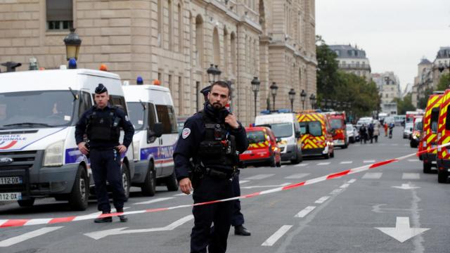 40 مسلحا يقتحمون مركزا للشرطة الفرنسية بالألعاب النارية