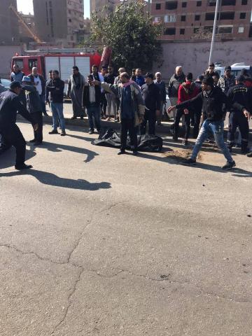 رفع أثار انقلاب ميكروباص أمام جامعة القاهرة بالجيزة ..(صور)