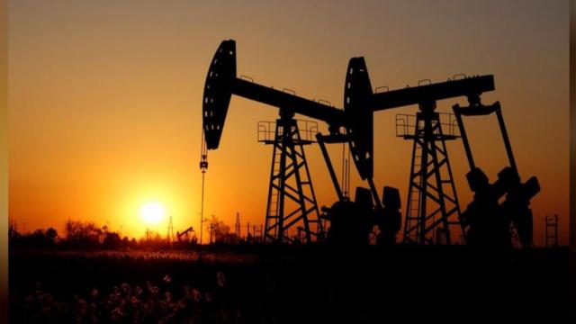 أسعار النفط العالمية تتراجع متأثرة بالدراما السياسية