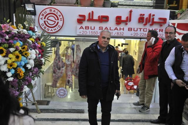 والد اللاعب محمد صلاح في افتتاح محل الجزارة