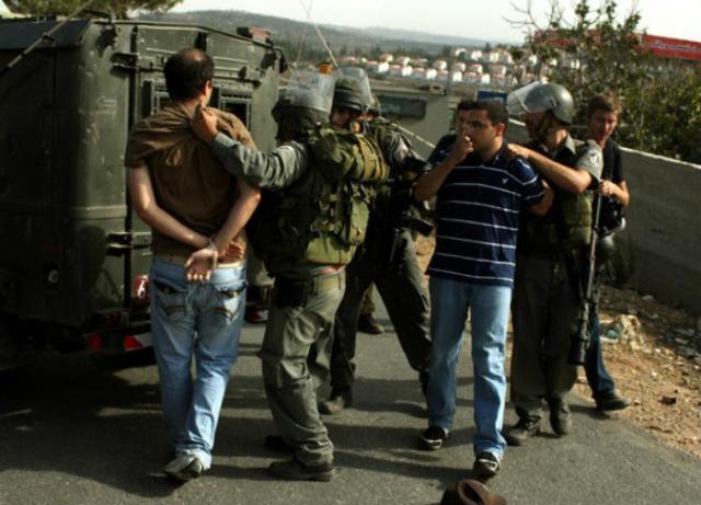 الاحتلال الاسرائيلي يواصل ممارساته العدوانية بحق الفلسطينيين ويعتقل 20 شخصا بالضفة الغربية