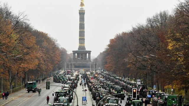 الألاف المزارعين ينظمون مظاهرات في ألمانيا