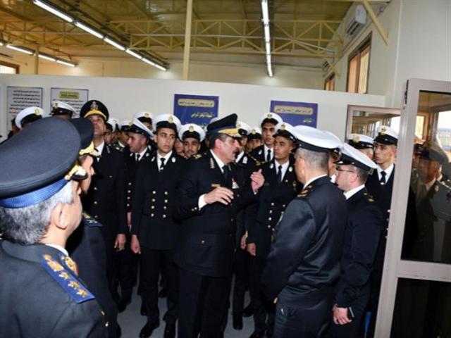 رئيس أكاديمية الشرطة لوفد طلبة ”البحرية”: نحن قوة واحدة ومتماسكة لمواجهة التحديات والمخاطر