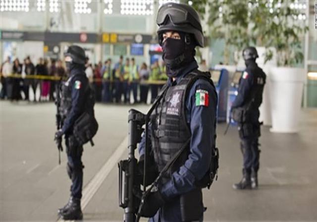 مسلحان يقتحمان مركزًا للشرطة في المكسيك ويستوليان على كميات من البنادق
