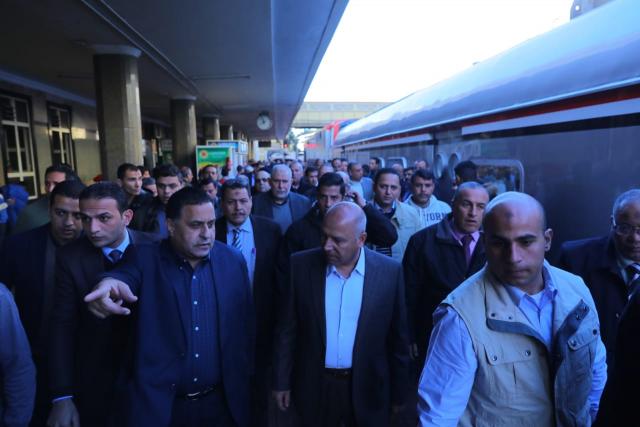 وزير النقل في جولة تفقدية بمحطتي مصر والمنيا للسكك الحديدية