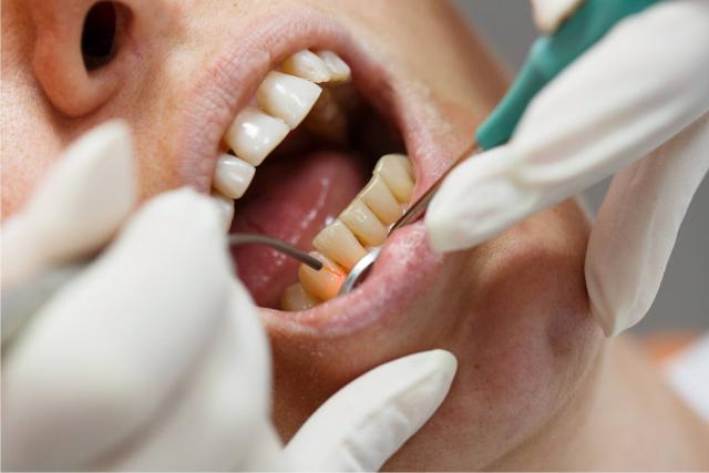 خبير اقتصادي يطالب بإطلاق مبادرة لعلاج أمراض الأسنان