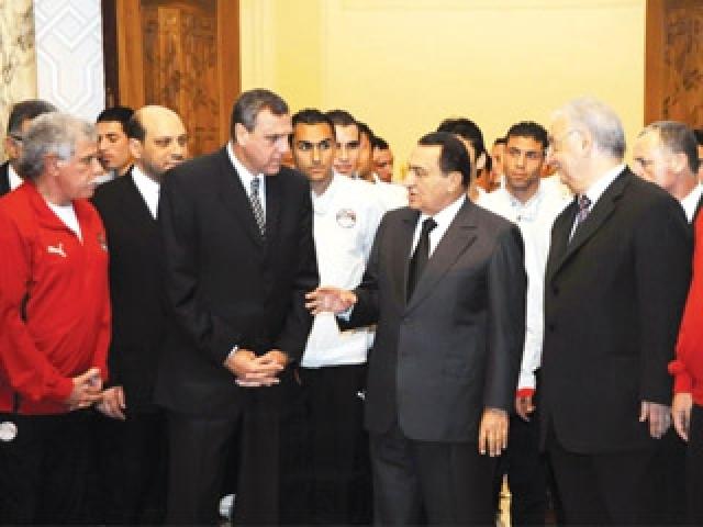 الرئيس مبارك مع منتخب حسن شحاتة 