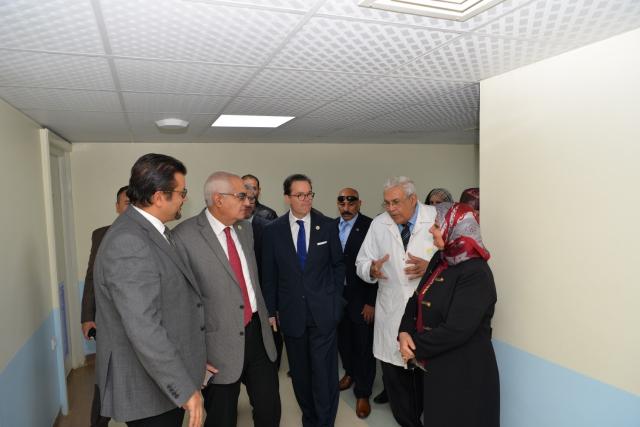 سفير فرنسا يتفقد وحدة زرع النخاع ومركز الخلايا الجذعية بجامعة المنصورة