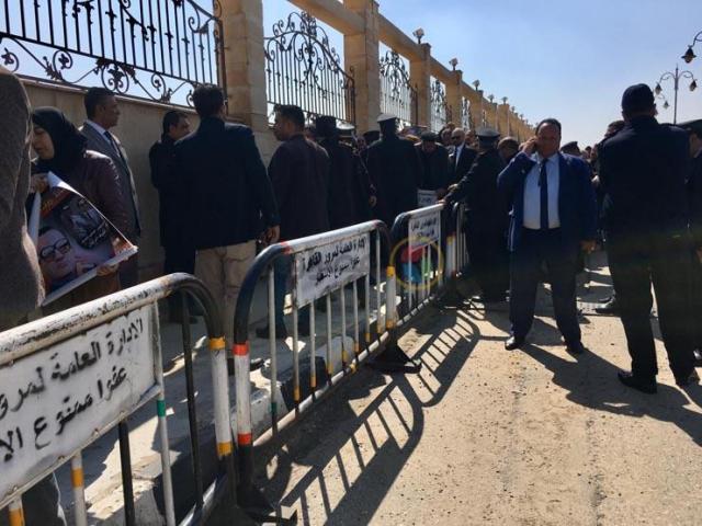 مواطنين امام مسجد المشير 