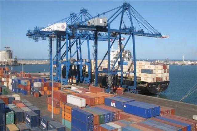 ميناء دمياط يستقبل 15 سفينة للبضائع العامة والحاويات