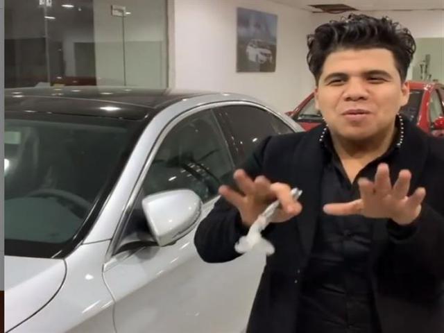 عمر كمال وسيارته الجديدة