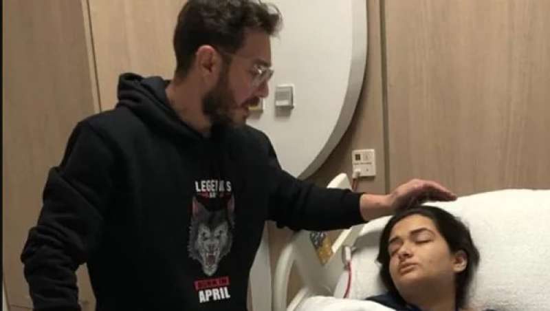 ”بنت قلبي”.. أحمد زاهر يدعم ابنته ملك بعد خضوعها لعملية جراحية