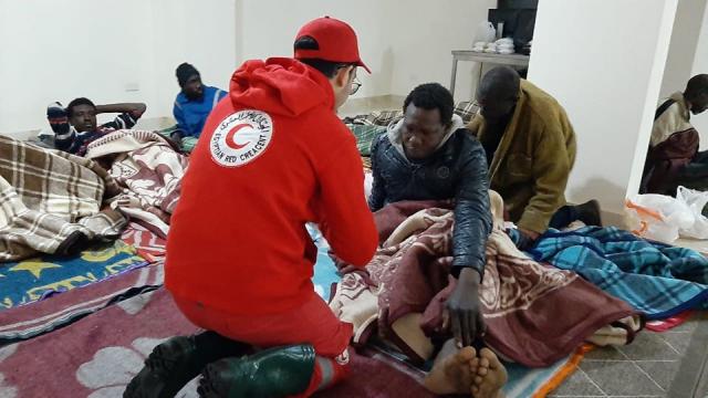 أفراد الهلال الأحمر يساعدون اللاجئين
