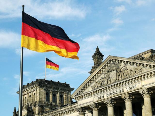 ألمانيا تقرر إغلاق معظم أماكن التجمع العامة في البلاد لمواجهة كورونا