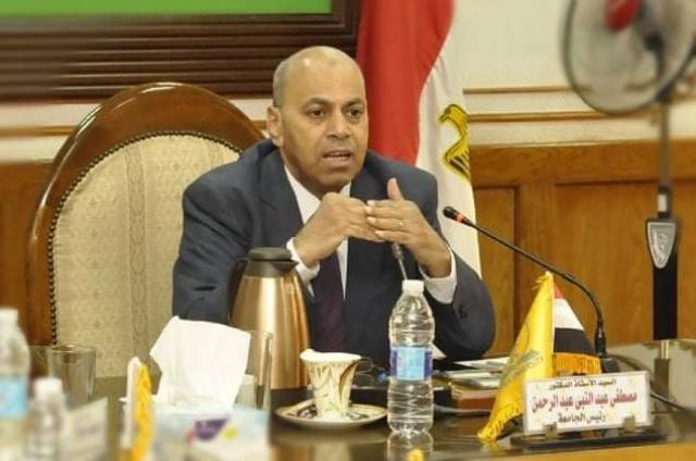 لمواجهة كورونا.. رئيس جامعة المنيا يقرر تقسيم أيام العمل بالتناوب بين الإداريين