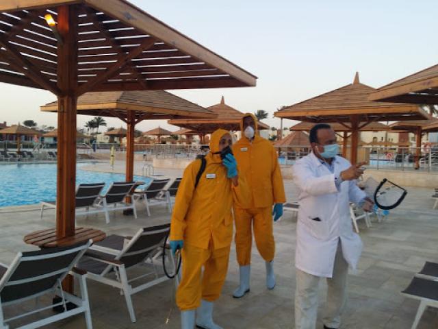 بدء تطهير الفنادق والمنشآت السياحية في خليج مكادي بالبحر الأحمر