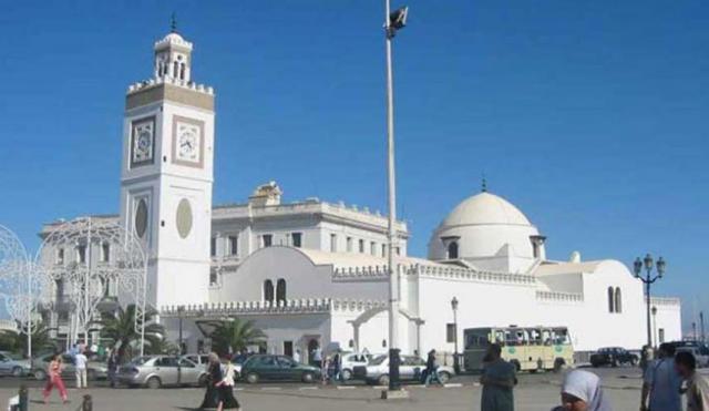لجنة الفتوى بالجزائر تدعو المواطنين إلى الالتزام  بالإجراءات الاحترازية ضد كورونا