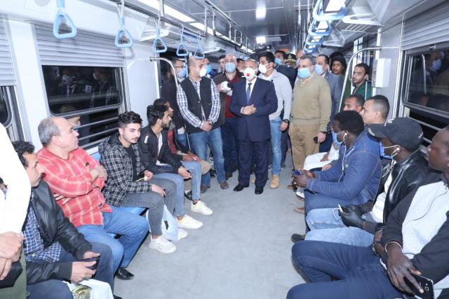عاجل| وزير النقل يتابع التكدسات من داخل عربات المترو مع المواطنين (صور)