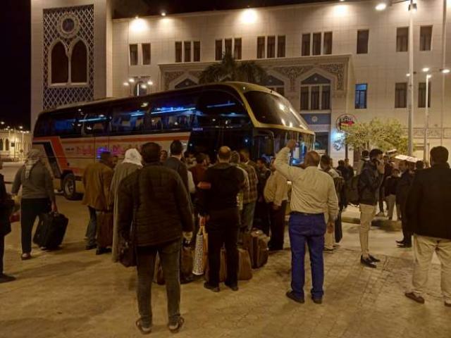 عاجل| وزير النقل يتابع استقلال الركاب للسوبر جيت بعد توقف القطارات بسبب الحظر صور)
