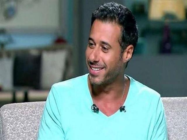 من العزل| أحمد السعدني في شكل ”فتاة بضفيرة”. ولقاء الخميسي: ”هتموتني” (فيديو)