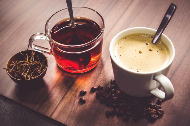 خبيرة تحذر من مخاطر تناول الشاي والقهوة أثناء فترات الإصابة بالعدوي
